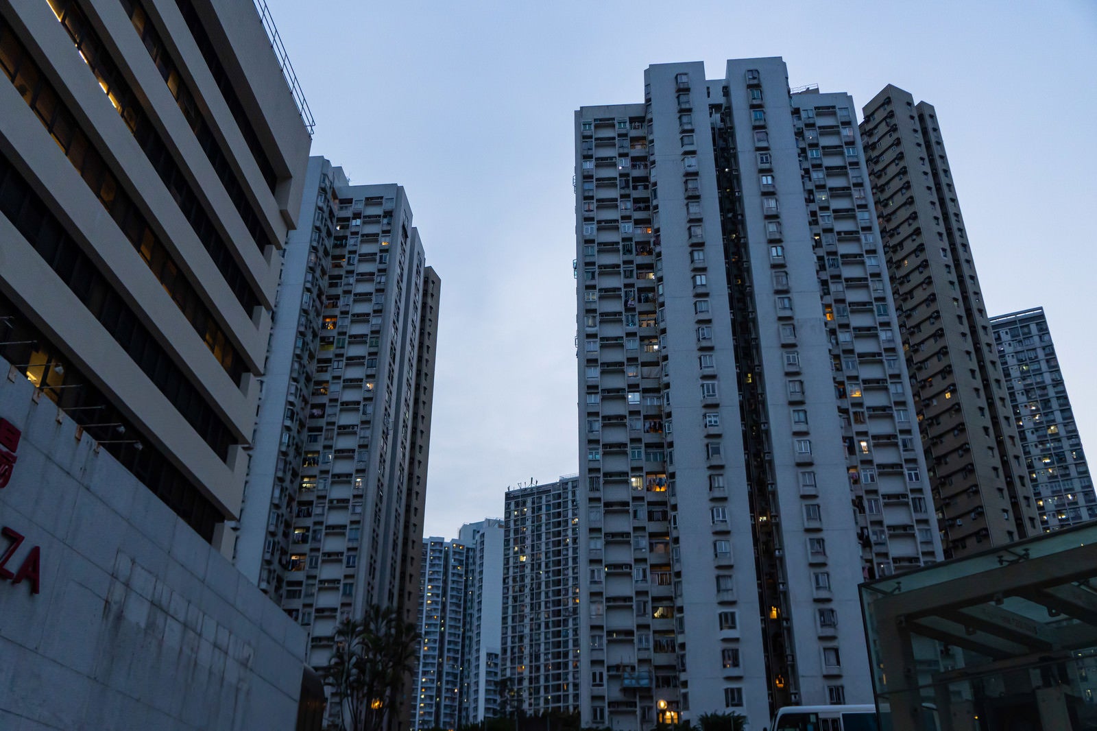 「築年数が少し経過してた香港のマンション群」の写真