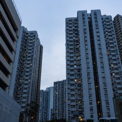 築年数が少し経過してた香港のマンション群の写真