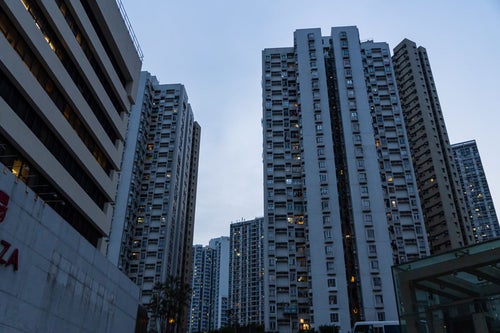 築年数が少し経過してた香港のマンション群の写真