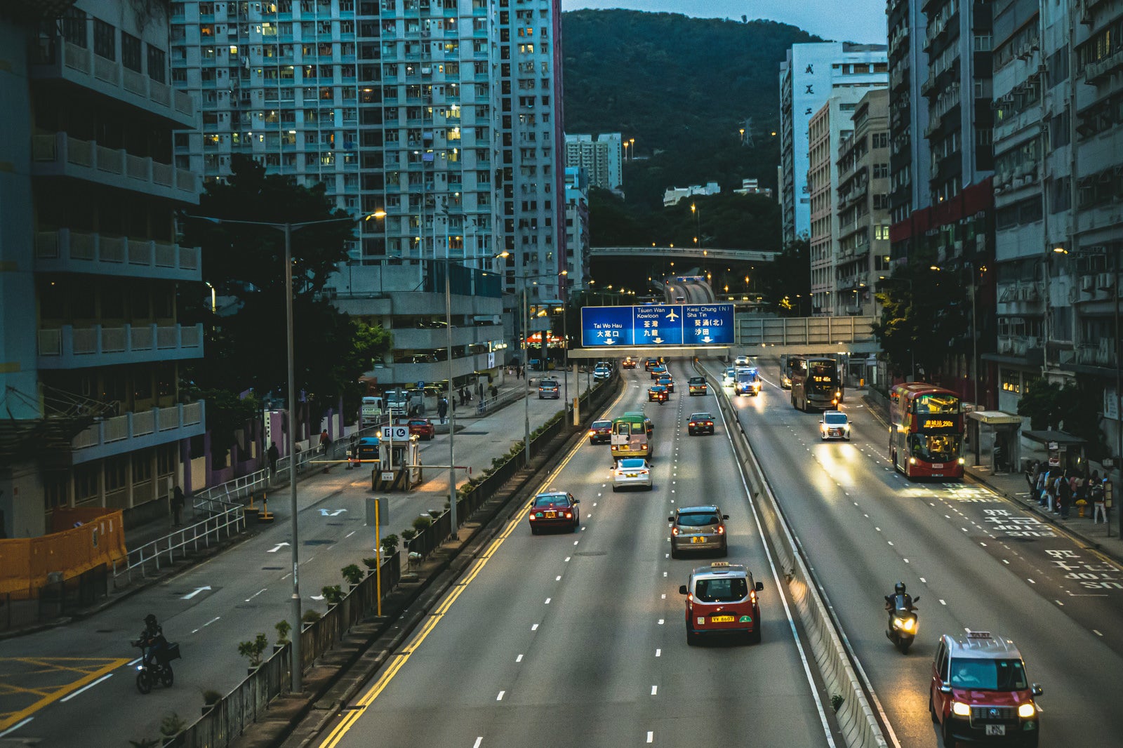 「日が沈み始めた歩道橋からみた香港(葵涌)の通り」の写真