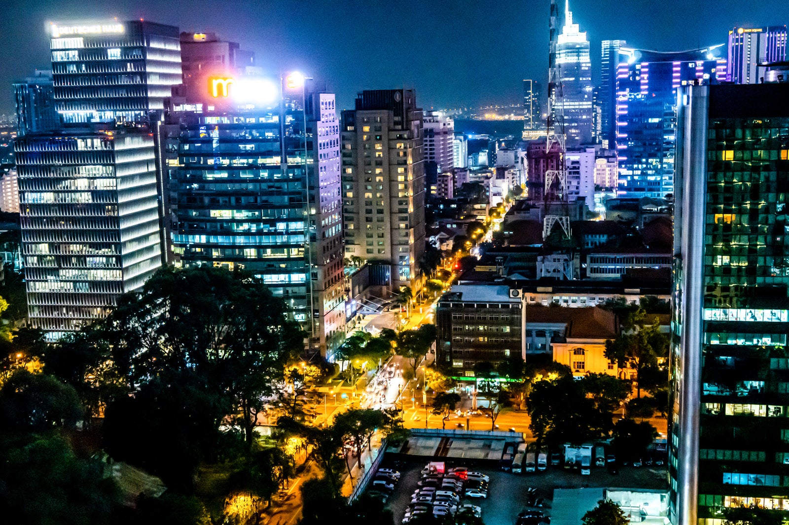 「ホーチミンシティの夜景」の写真