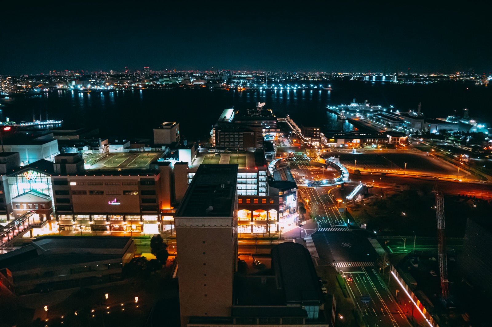 「交通量が減った深夜の横浜ベイの様子」の写真