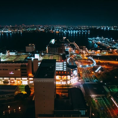 交通量が減った深夜の横浜ベイの様子の写真