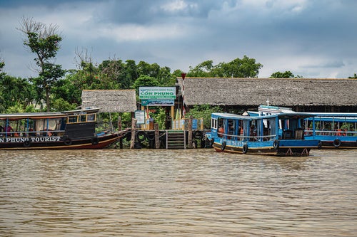 船でメコン川に到着したベトナム駐在員たちの写真