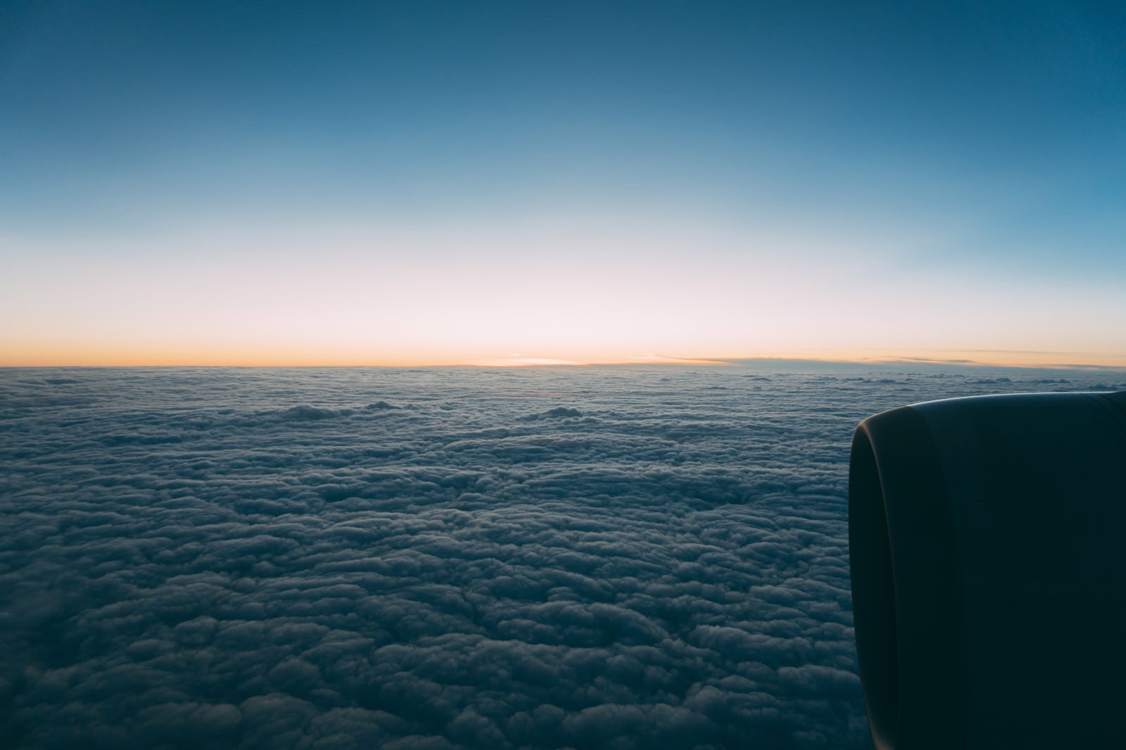「雲海を抜けて上空からの様子」の写真