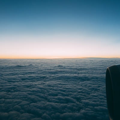 雲海を抜けて上空からの様子の写真
