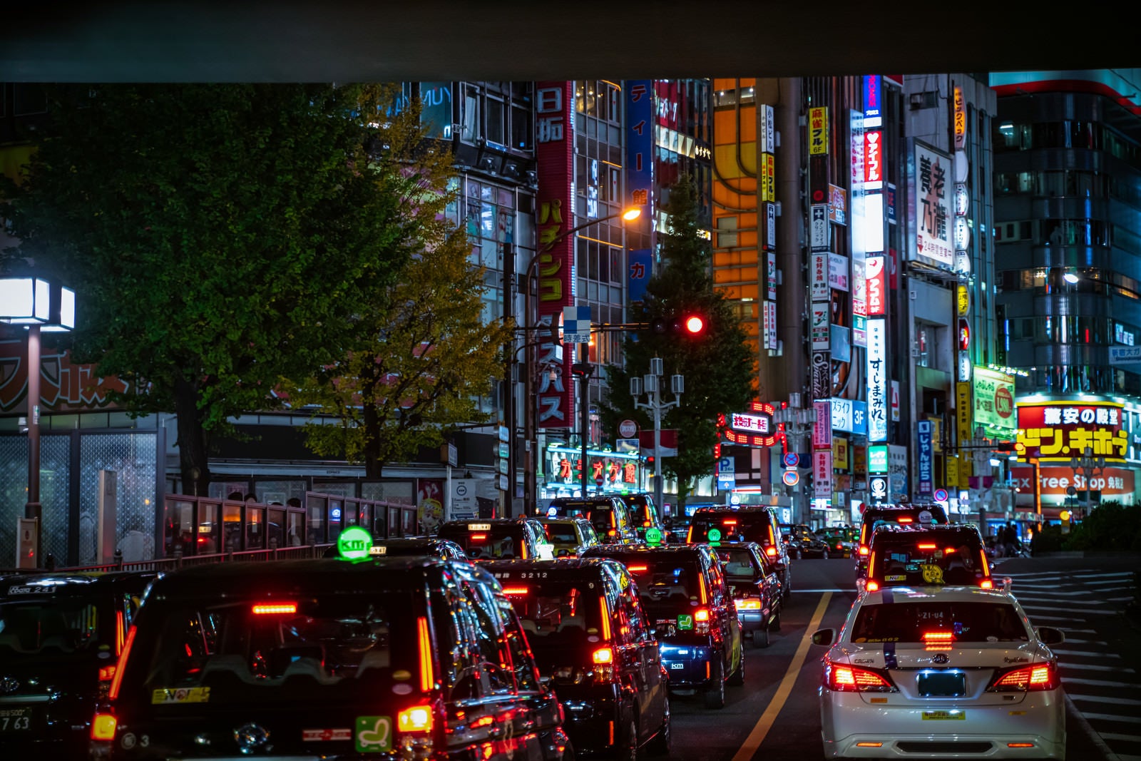 「新宿大ガードを抜けたらタクシーの渋滞に捕まった」の写真