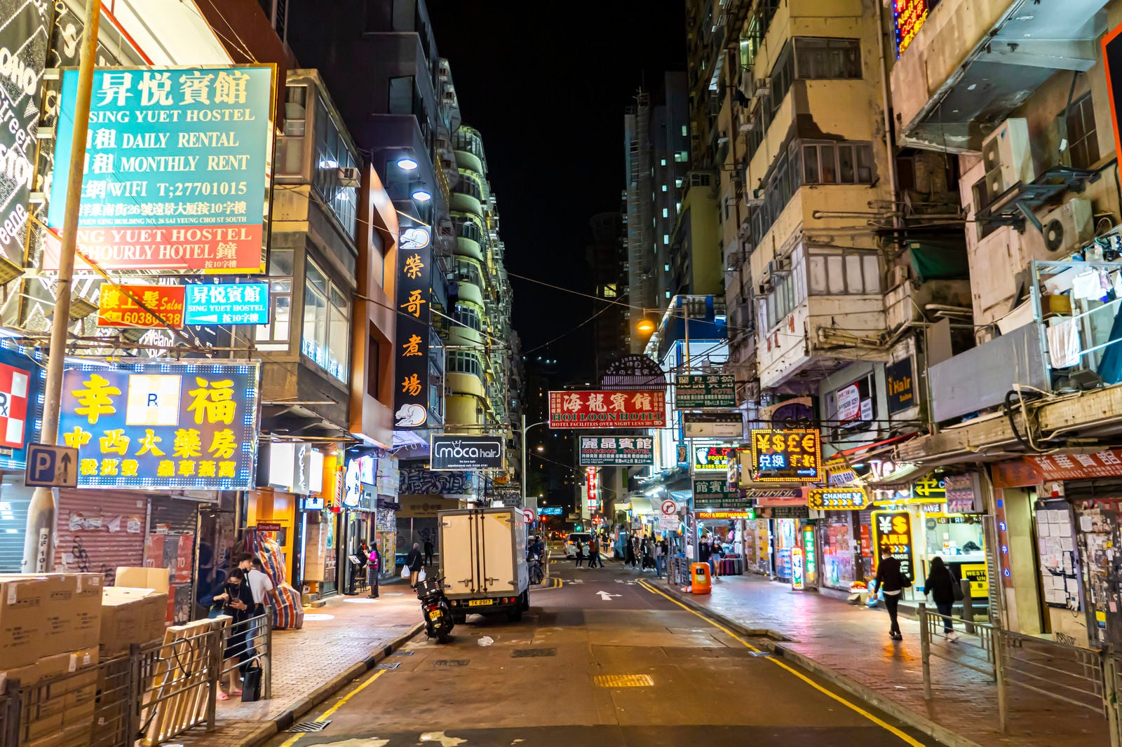 「人が減ってきた夜の旺角（香港）」の写真