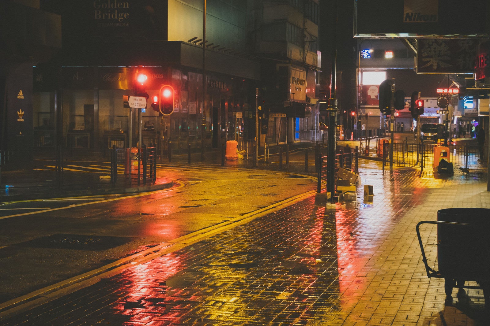 「雨で路面が濡れた街並み（尖沙咀）」の写真