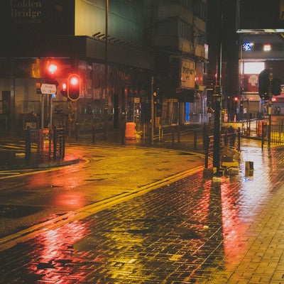 雨で路面が濡れた街並み（尖沙咀）の写真