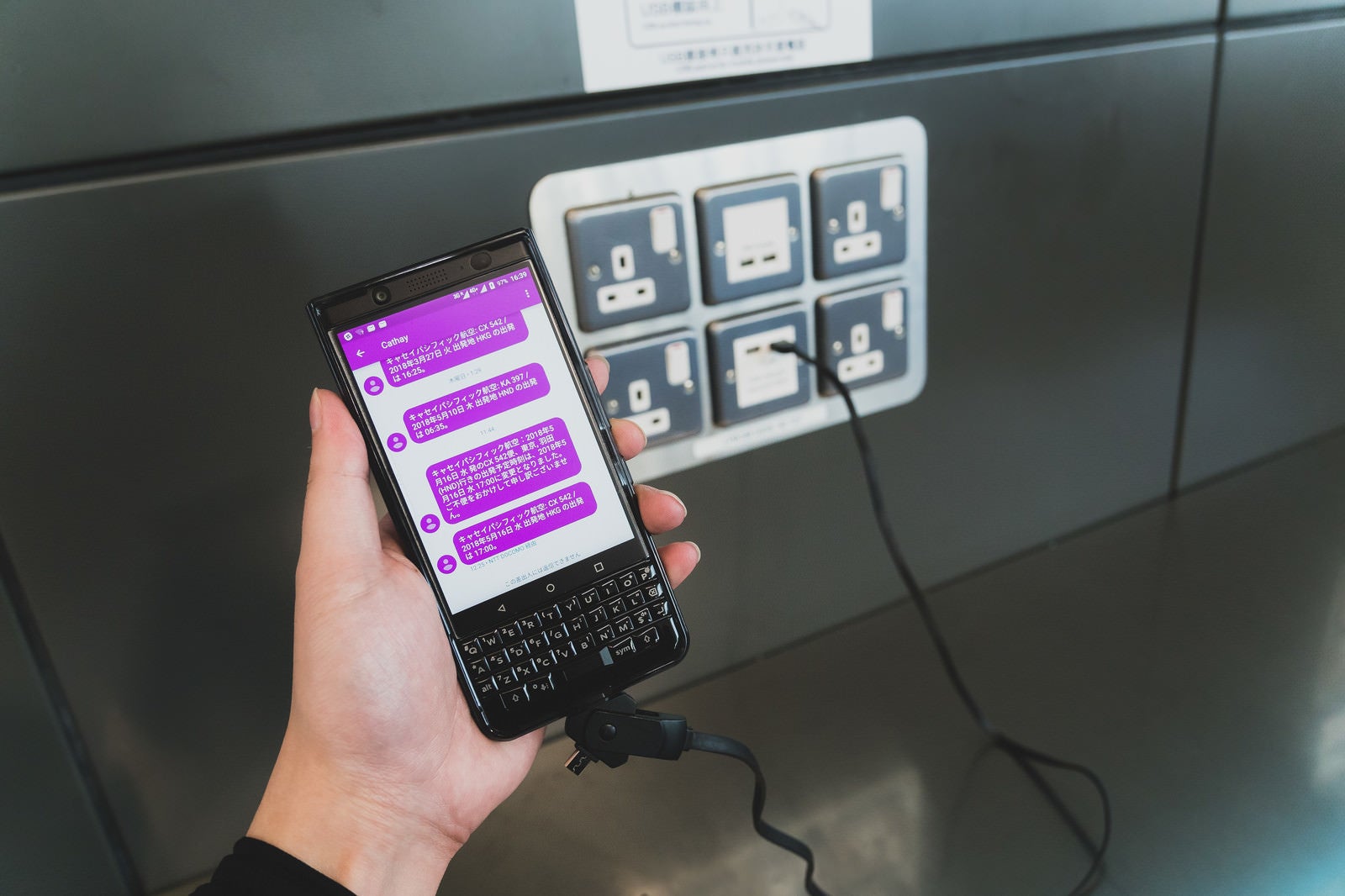 「空港のチャージスポットでBlackBerryを充電する」の写真