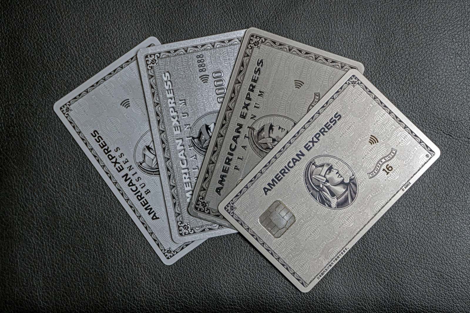 「微妙にデザインが変わってきているアメックスプラチナの券面」の写真