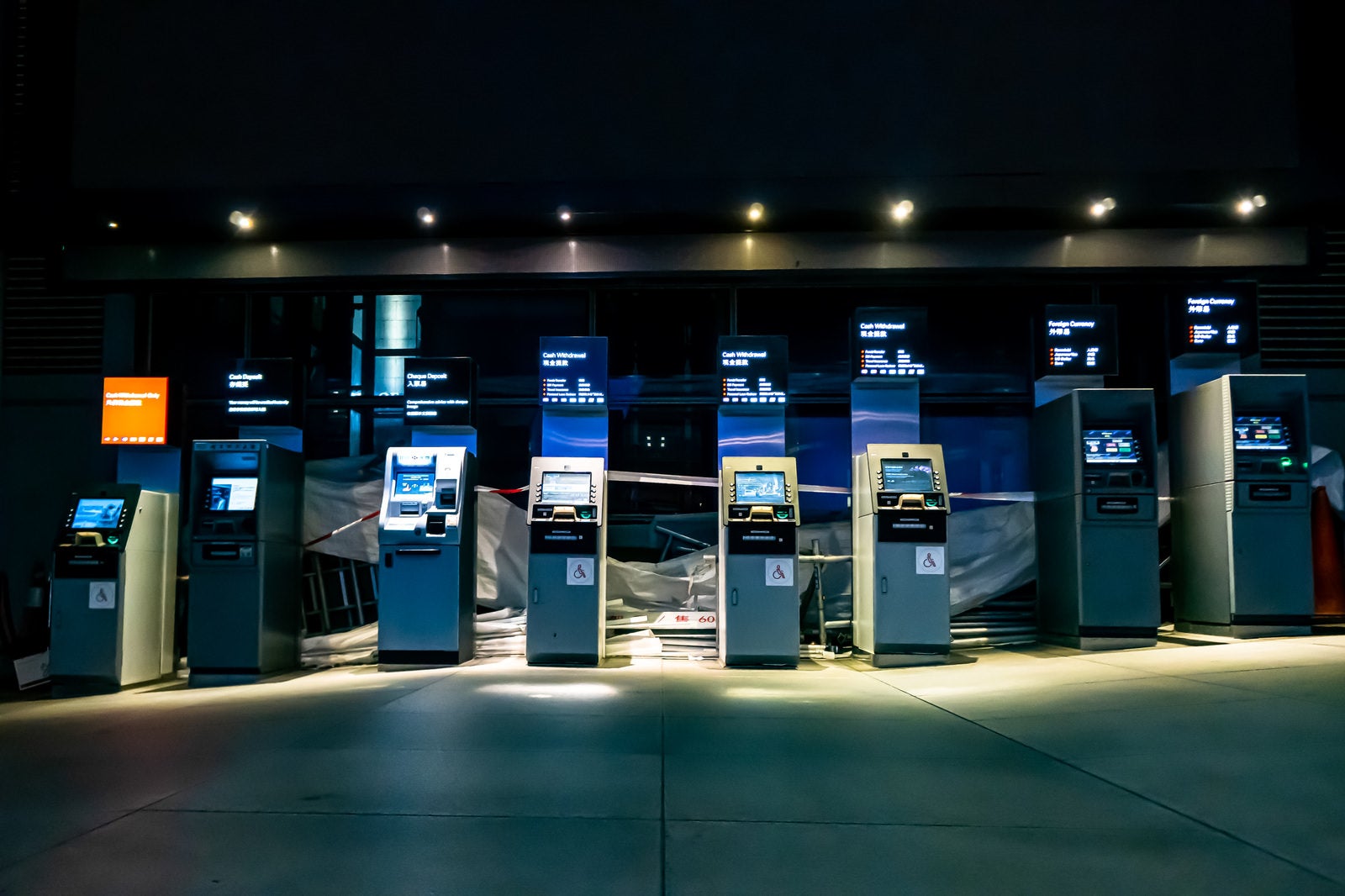 「ATMが並ぶ人気がない深夜のHSBC本店」の写真