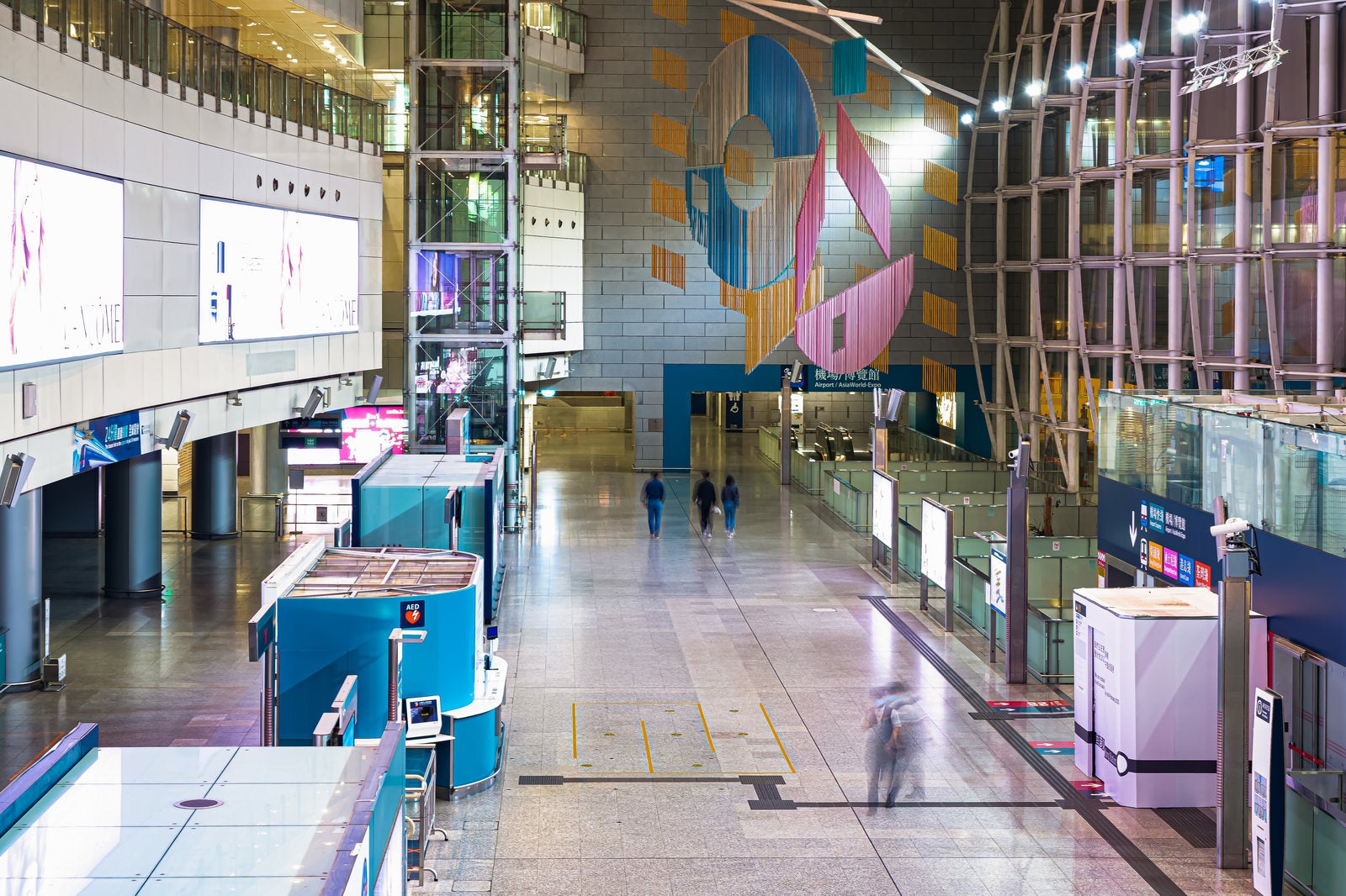 「コロナ禍で閑散としているチェックインカウンターのある香港駅」の写真