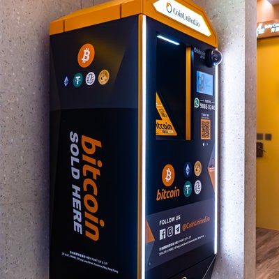 ショッピングモールに設置された暗号通貨自動販売機の写真
