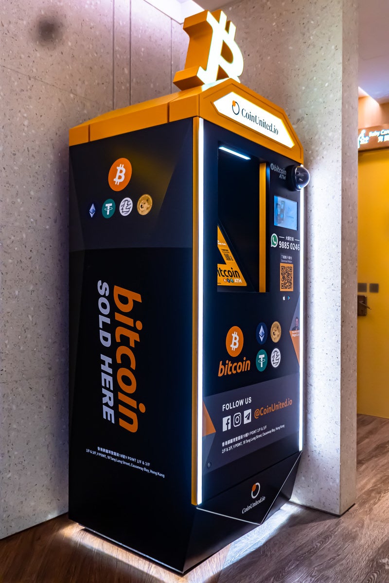 「ショッピングモールに設置された暗号通貨自動販売機」の写真