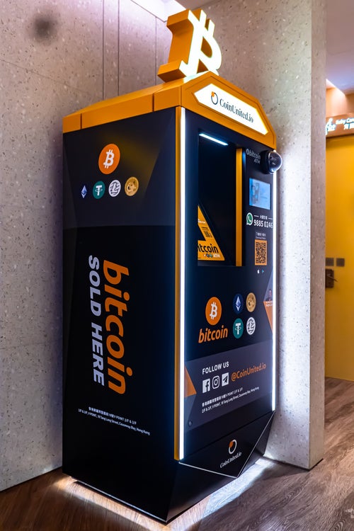 ショッピングモールに設置された暗号通貨自動販売機の写真