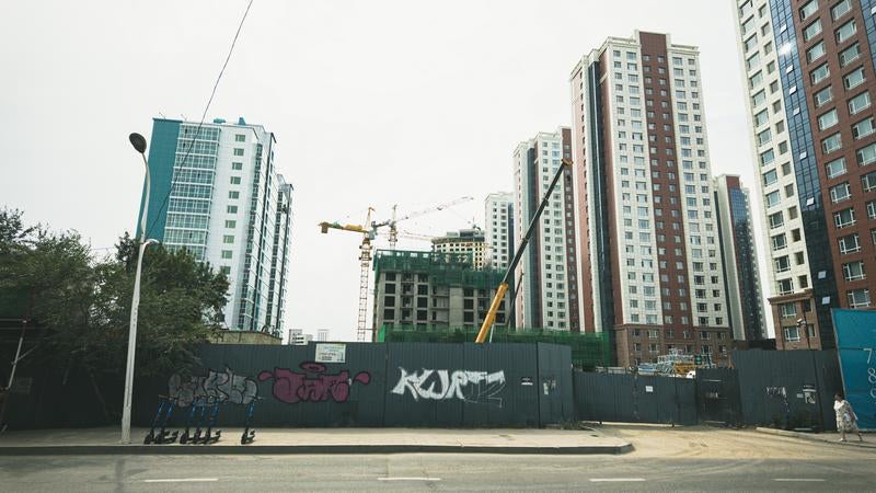 ウランバートルの建設現場と高層ビル群