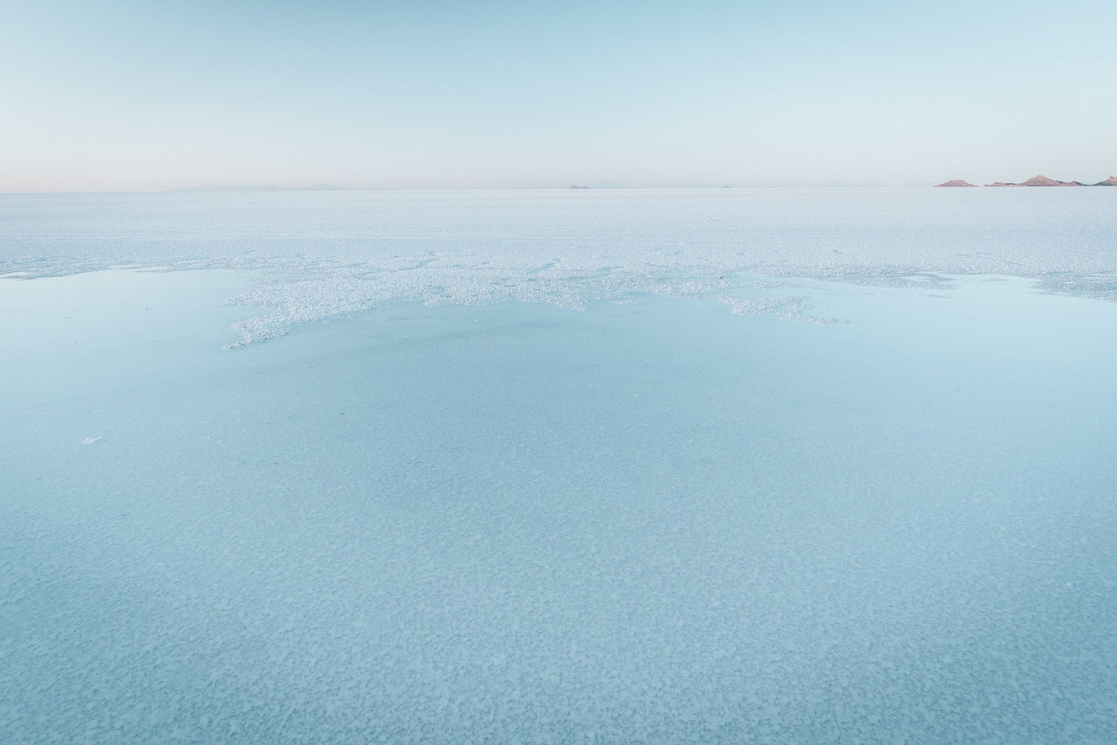 「近くで見るウユニ塩湖の水面」の写真