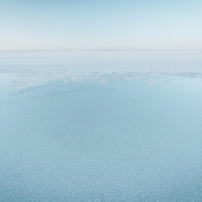 近くで見るウユニ塩湖の水面の写真