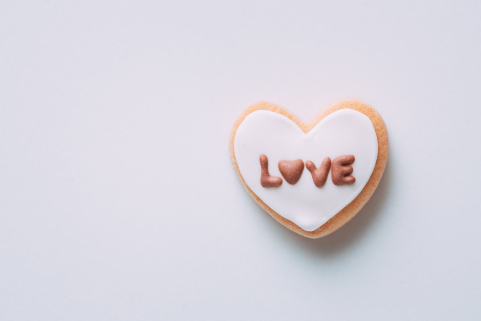 「LOVEと書かれたアイシングクッキー」の写真