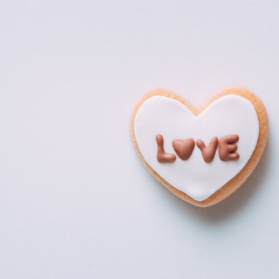 LOVEと書かれたアイシングクッキーの写真