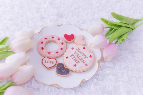 バレンタインのアイシングクッキーの写真