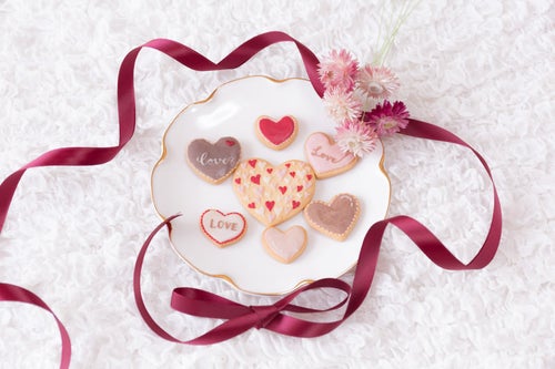 くるくるリボンとバレンタインクッキーの写真