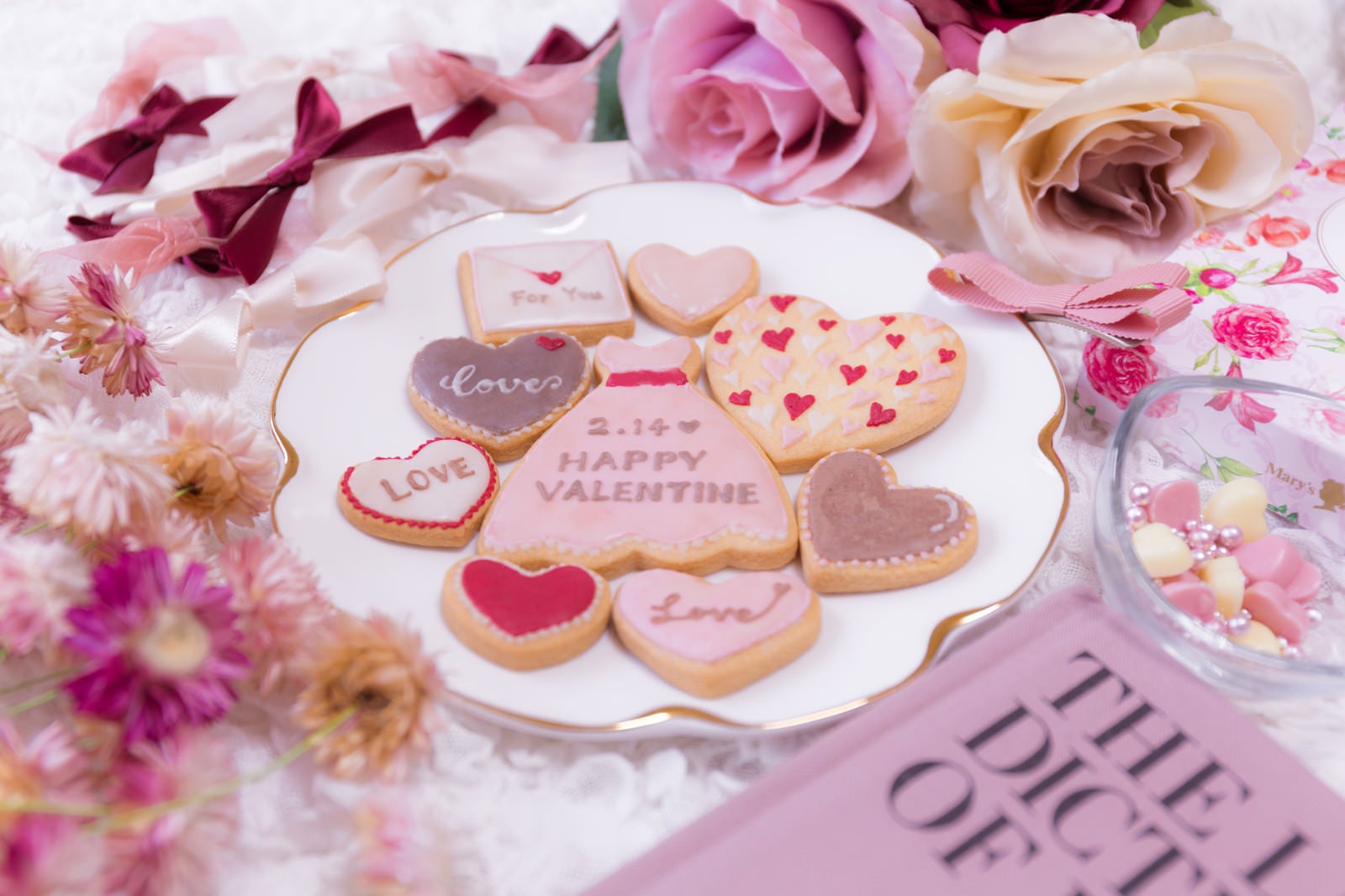 「ピンク一色に囲まれたバレンタイン用のクッキー」の写真
