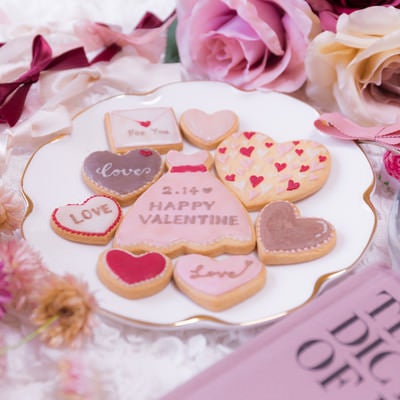 ピンク一色に囲まれたバレンタイン用のクッキーの写真