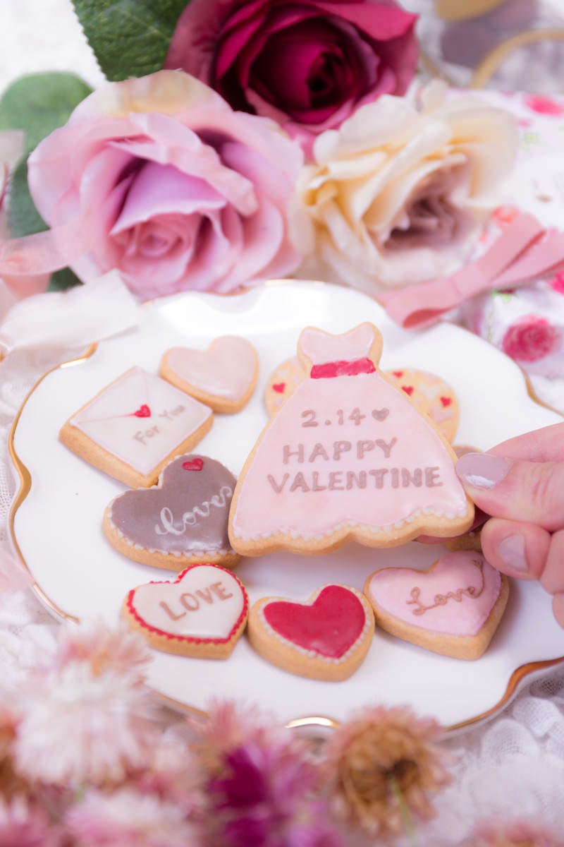 「手に取ったバレンタイン用のクッキー」の写真