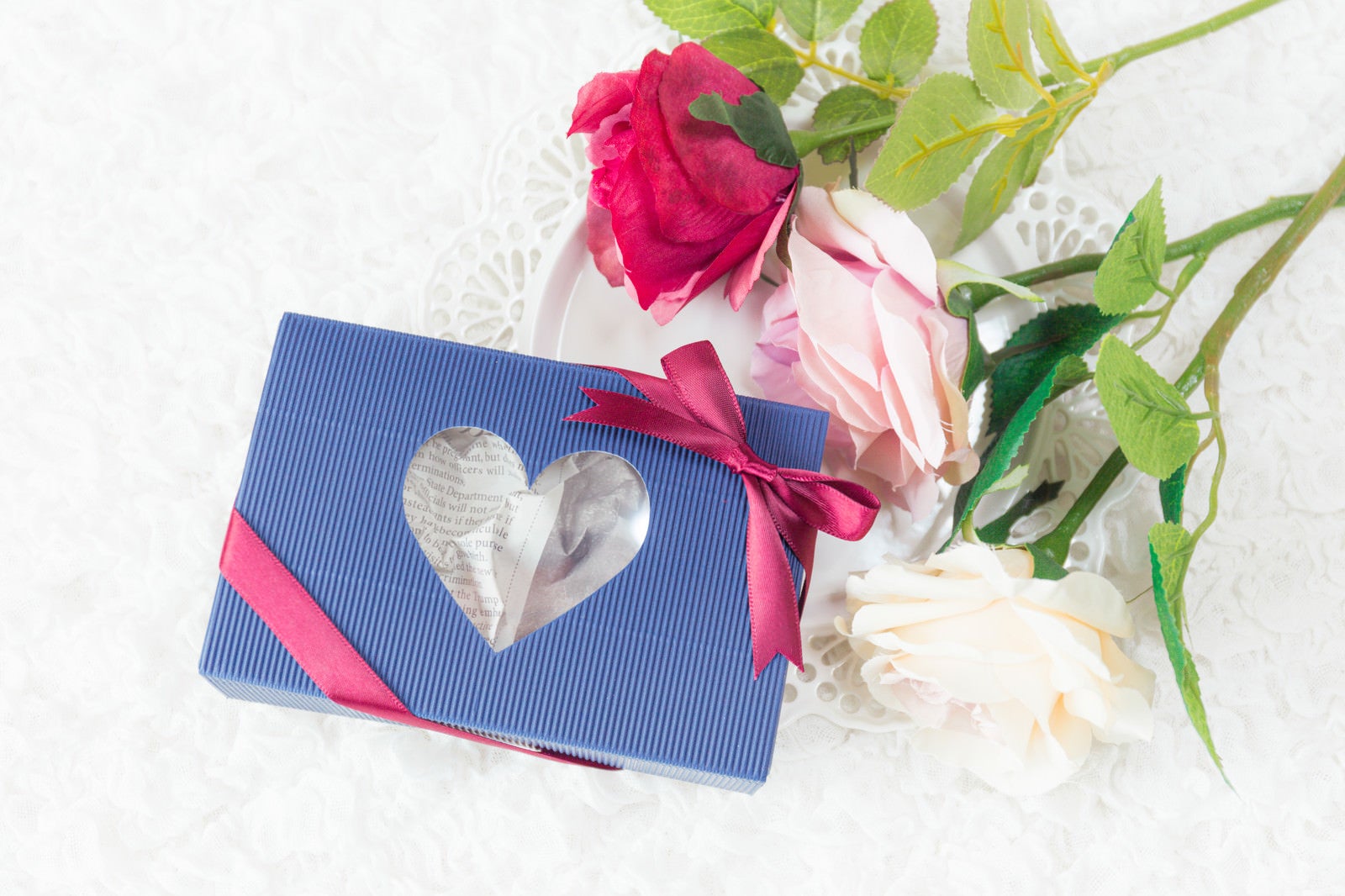 「薔薇と青い箱の感謝のプレゼント」の写真