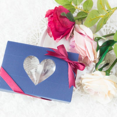 薔薇と青い箱の感謝のプレゼントの写真