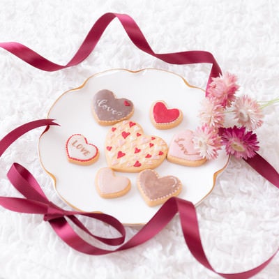 花を添えて並べたバレンタインクッキーの写真