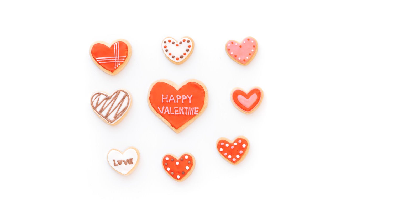 「ハートに囲まれるバレンタインクッキー」の写真