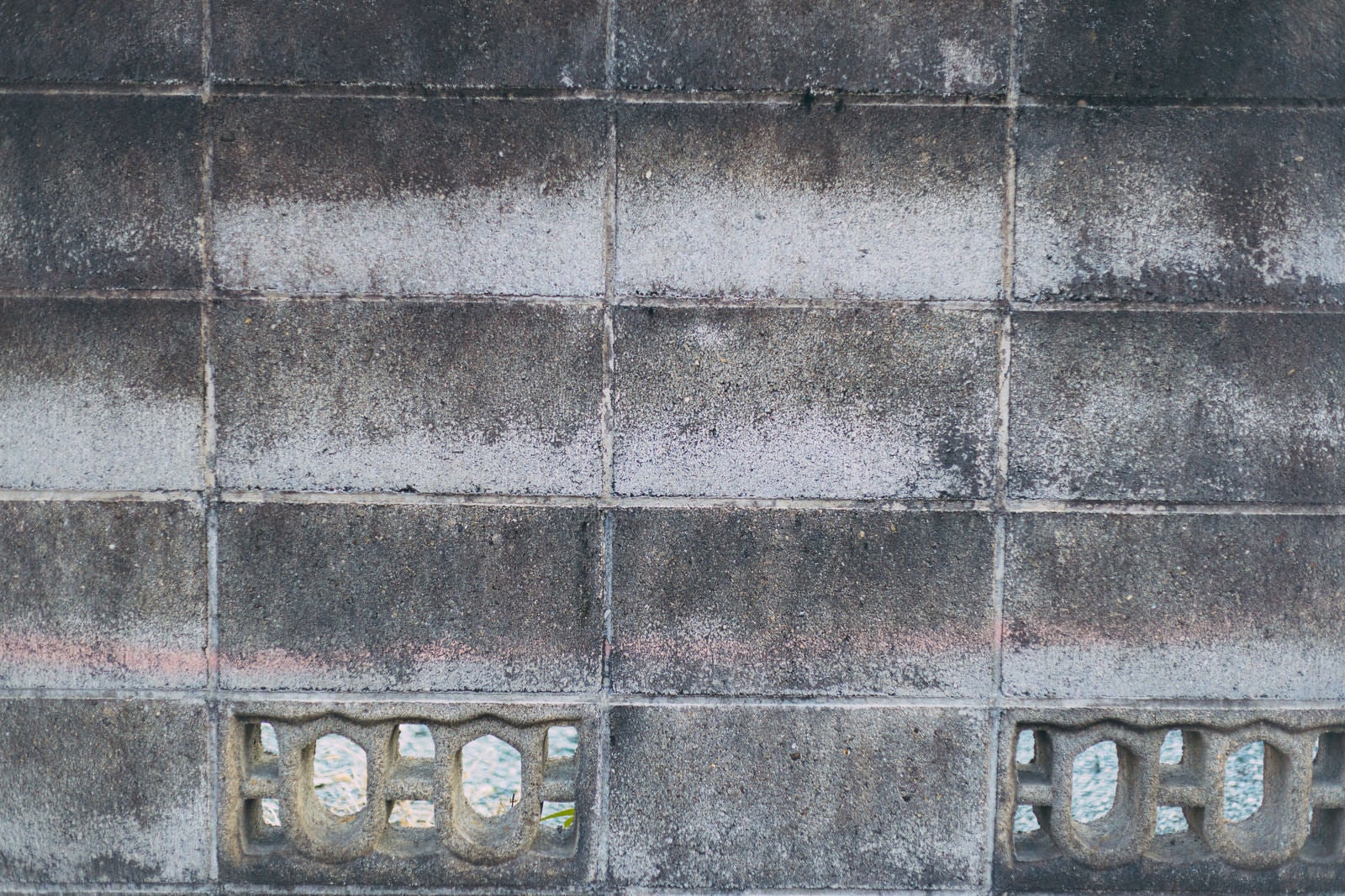 「穴あきブロックとブロック塀のテクスチャー」の写真