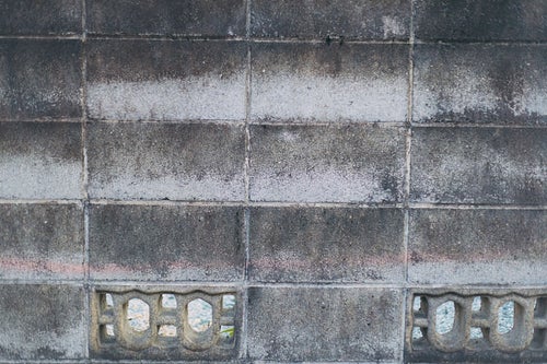 穴あきブロックとブロック塀のテクスチャーの写真