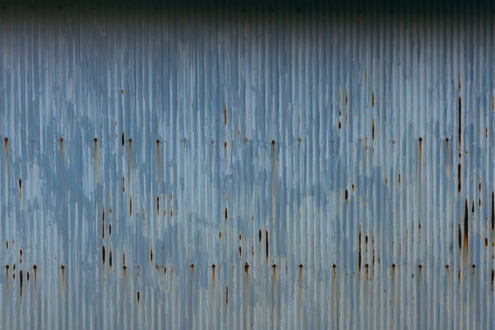 「錆が出た波板のテクスチャー」の写真