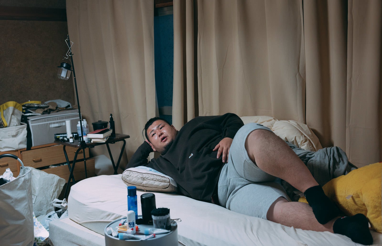 「肘枕で横たわるデブまっしぐら」の写真［モデル：ノリックス］