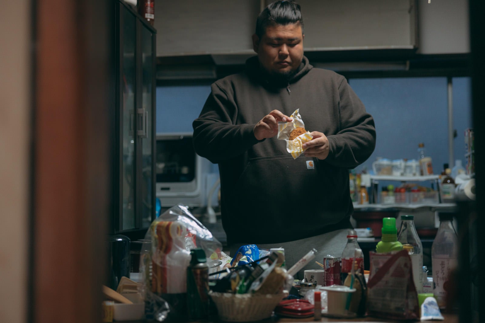 「汚れた台所で揚げ物を食べる160キロ男子」の写真［モデル：ノリックス］