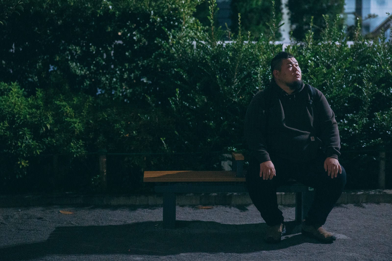 「公園のベンチで待ちぼうけの男性」の写真［モデル：ノリックス］
