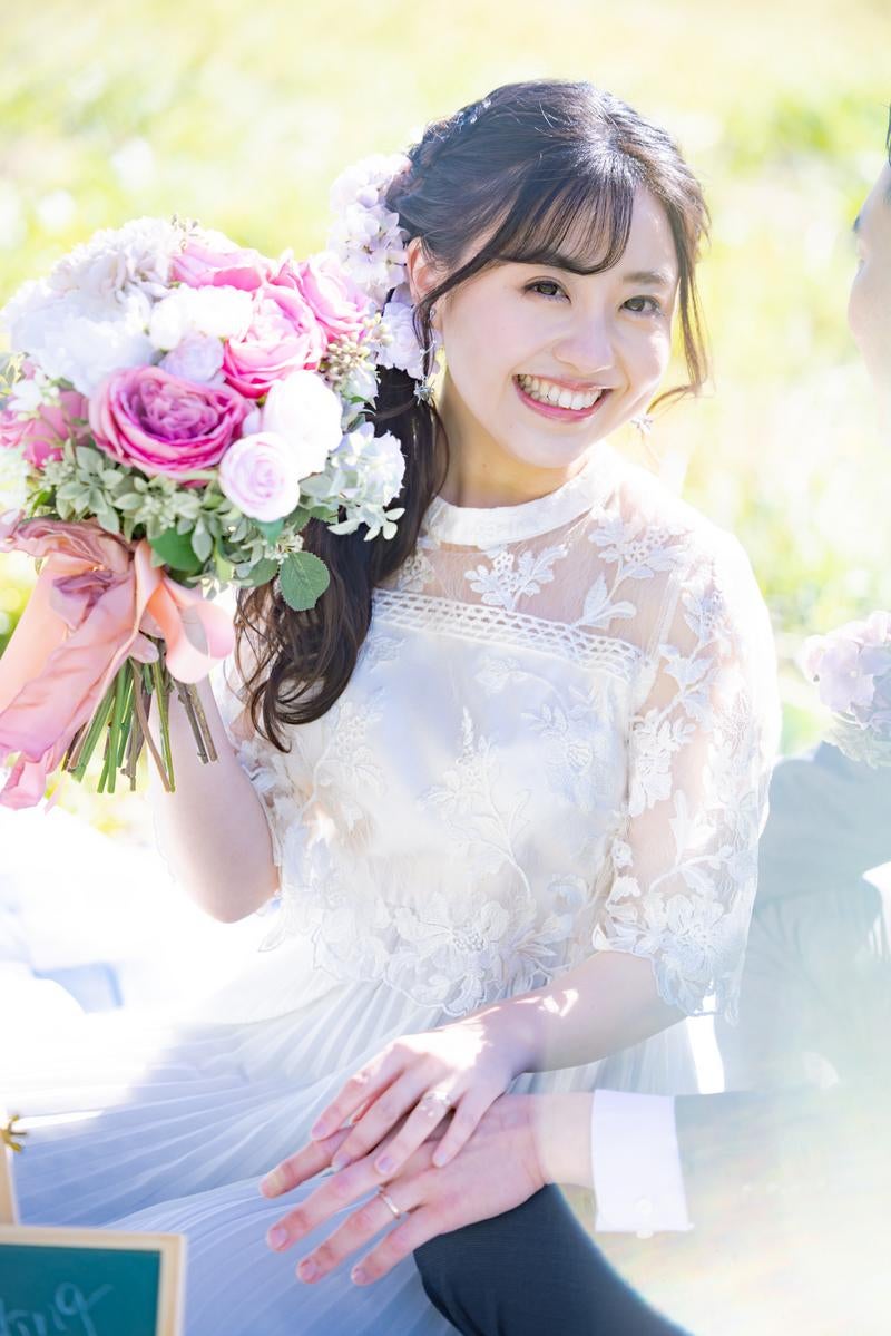 「ブーケを持った幸せな花嫁」の写真［モデル：河村友歌］
