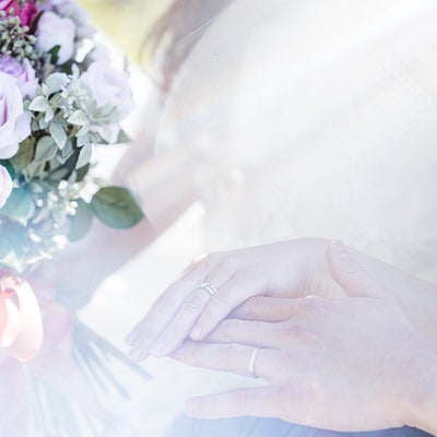 ブライダルブーケと結婚指輪の写真