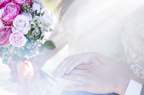 ブライダルブーケと結婚指輪の写真