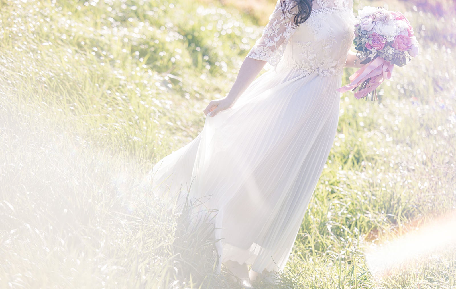 「新緑の丘とブーケを持つ白いドレス」の写真［モデル：河村友歌］