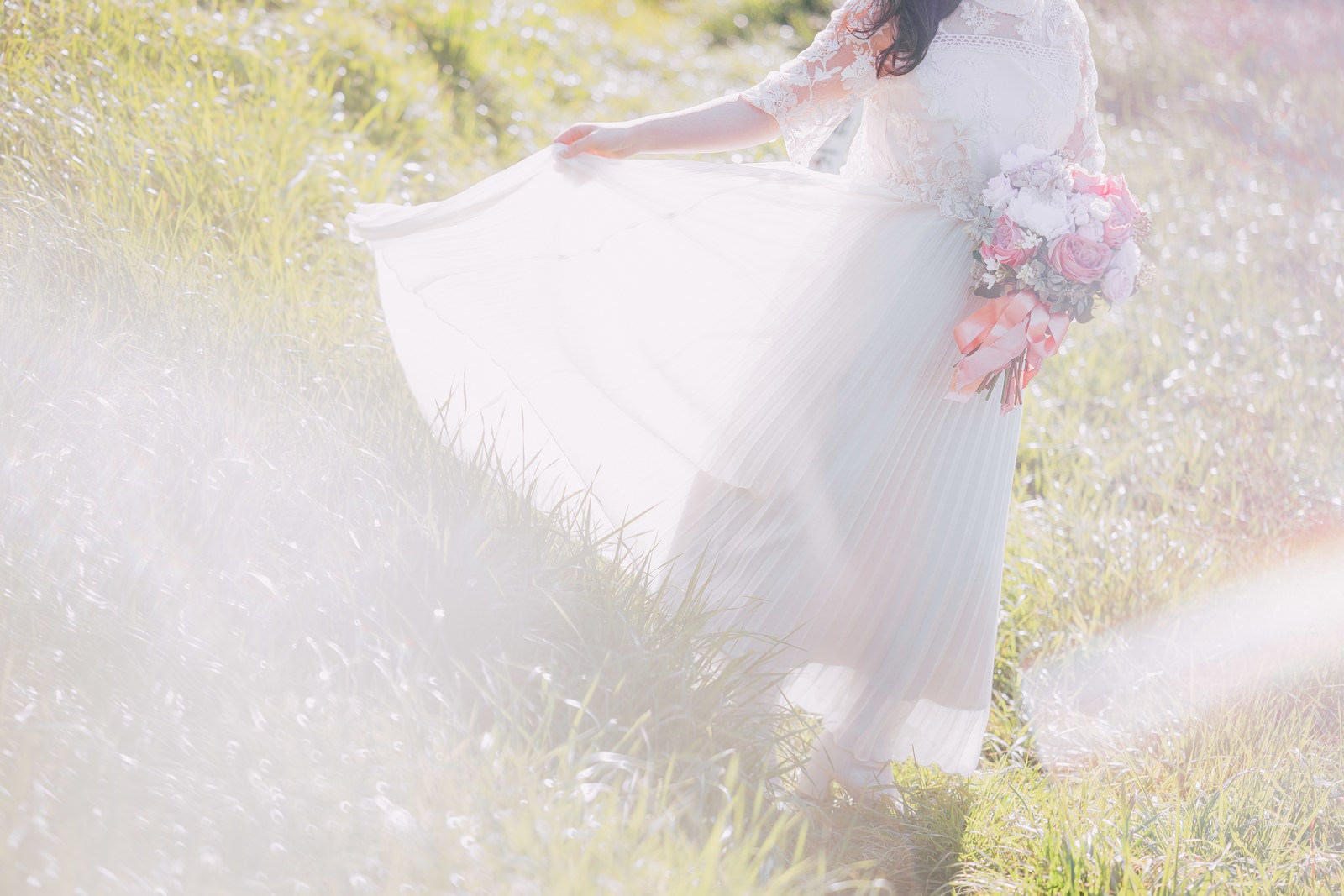 「ブーケを持った白いドレス姿の女性」の写真［モデル：河村友歌］
