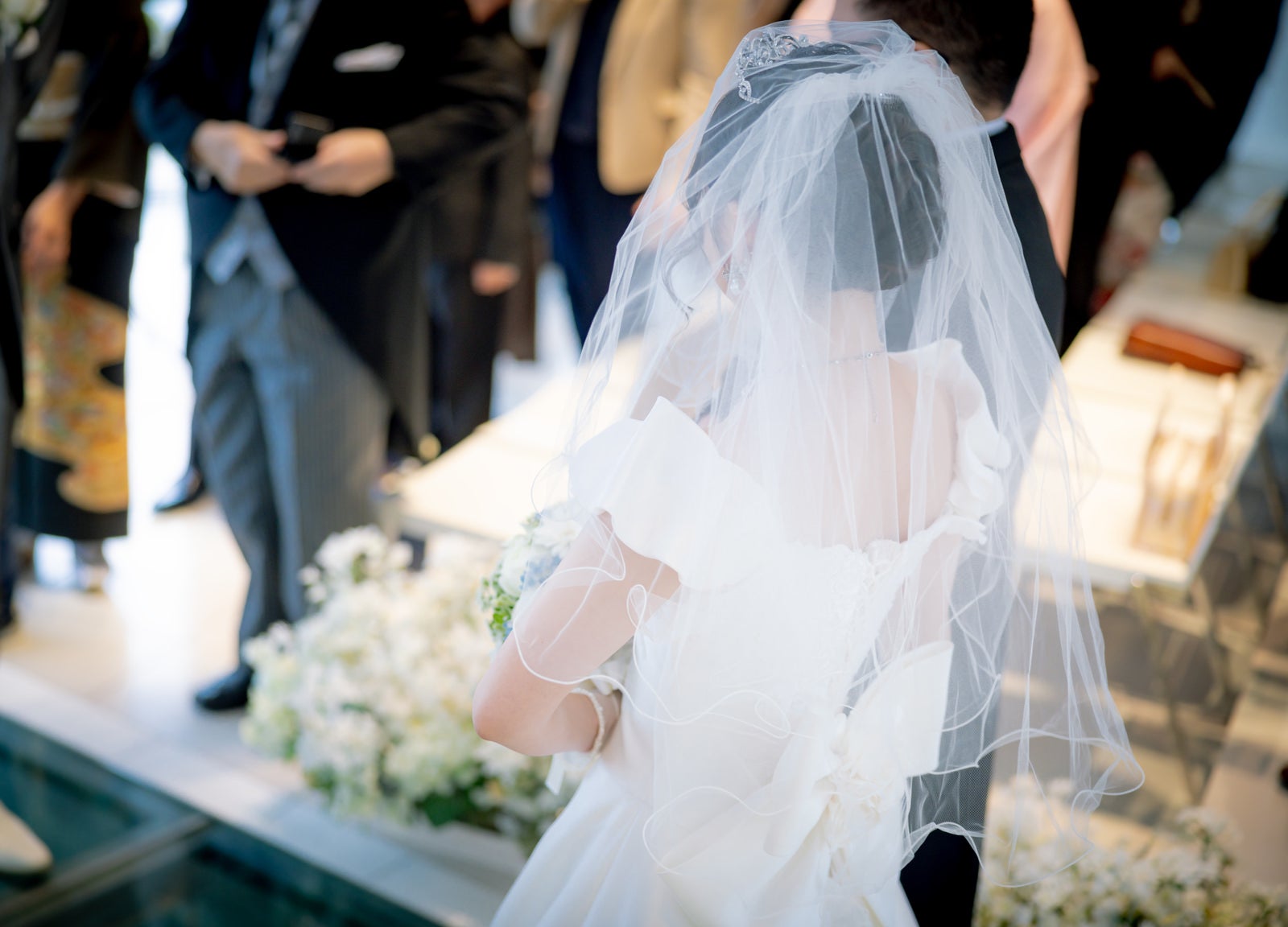 「ベールダウンをしてバージンロードを歩く花嫁」の写真［モデル：河村友歌］
