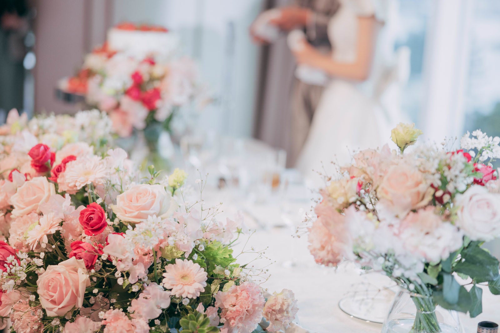 「花に囲まれた結婚披露宴のメインテーブル」の写真