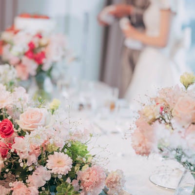花に囲まれた結婚披露宴のメインテーブルの写真