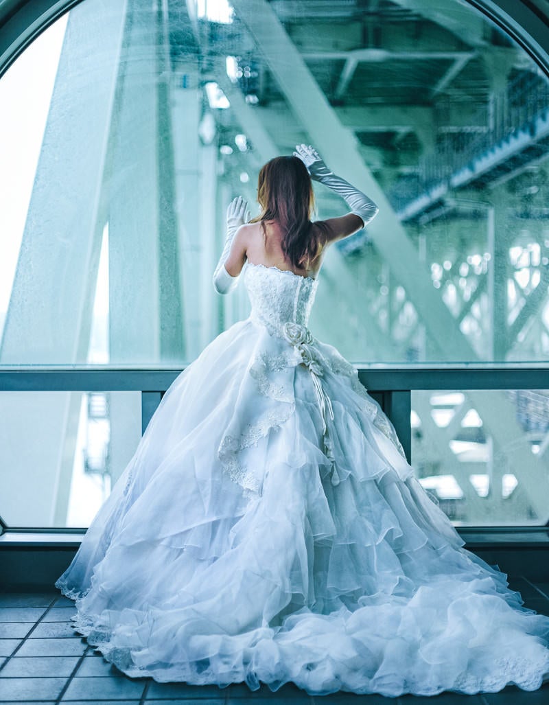 「高架下とウェディングドレス姿の女性」の写真［モデル：モデルリリース］